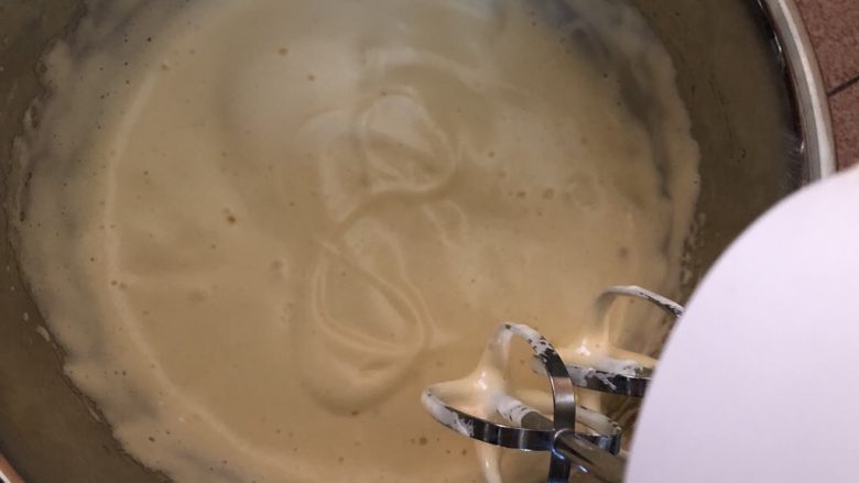 南瓜杯子蛋糕,直到提起打蛋头,蛋液划出八字,久久不会消失的状态。