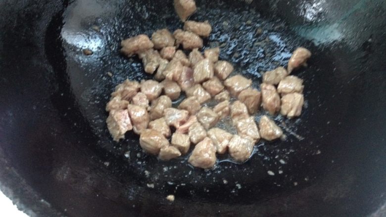 杏鲍菇炒牛柳,锅中热油,翻炒牛柳