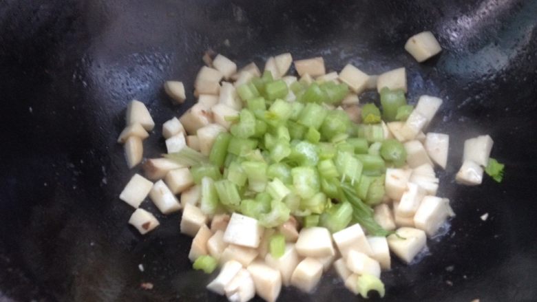 杏鲍菇炒牛柳,倒入芹菜,翻炒均匀