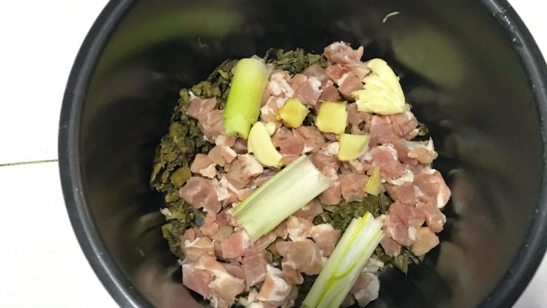 电饭煲+梅菜烧肉,姜片,葱段,蒜瓣。