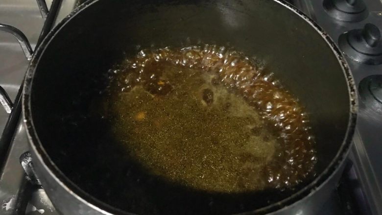 电饭煲+梅菜烧肉,倒出汤汁,勾芡。