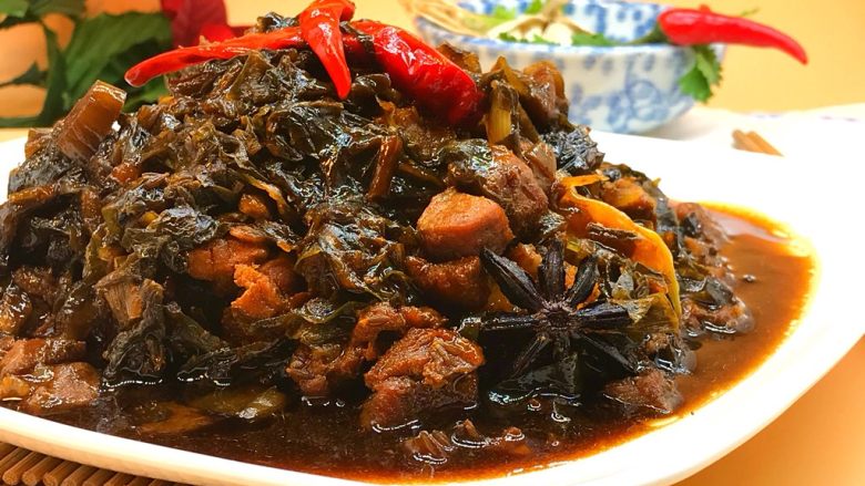 电饭煲+梅菜烧肉,开吃,白饭一碗加一碗。没胃口吃饭,看到它也会忍不住。