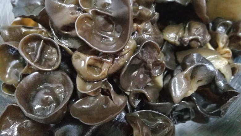 翡翠白菜黑缎木耳牛肉丸,木耳泡发好洗干净装盘备用,