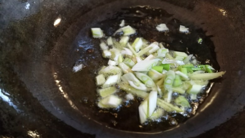 翡翠白菜黑缎木耳牛肉丸,锅里放少许油,放入葱姜炒香。