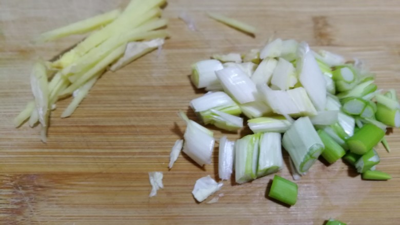 翡翠白菜黑缎木耳牛肉丸,葱切段,姜切条,