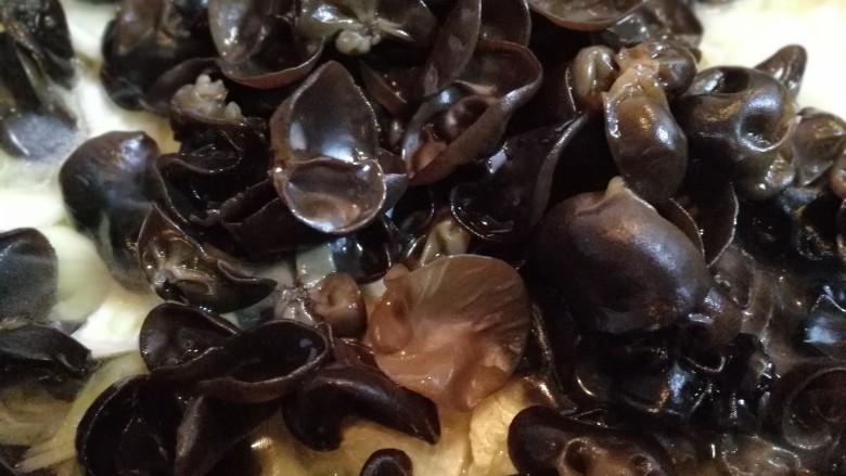 翡翠白菜黑缎木耳牛肉丸,再将木耳放在上面,