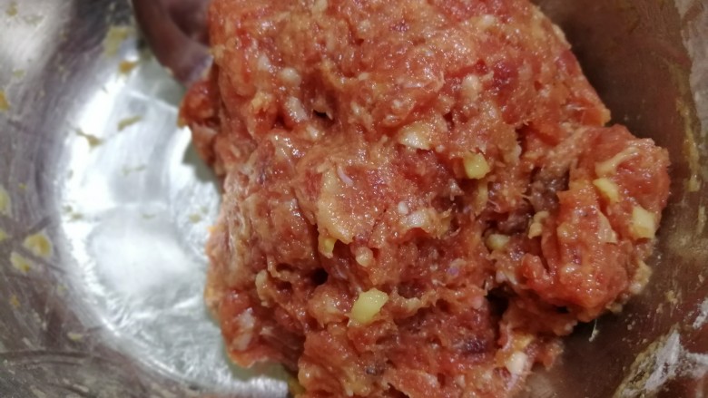 翡翠白菜黑缎木耳牛肉丸,肉馅抓匀后是这样,↑