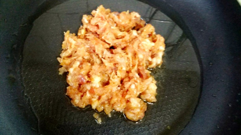 家拌凉菜,油温六成热,放入<a style='color:red;display:inline-block;' href='/shicai/ 442'>肉末</a>