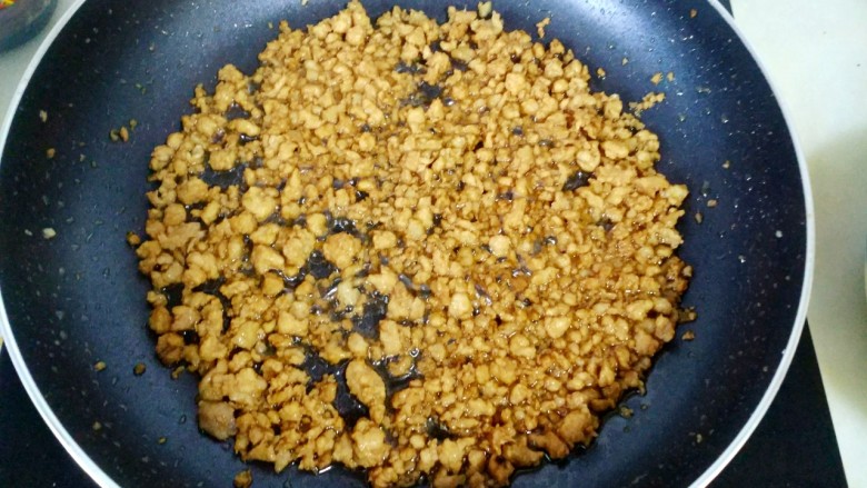 家拌凉菜,加入一点老抽,翻炒均匀即可