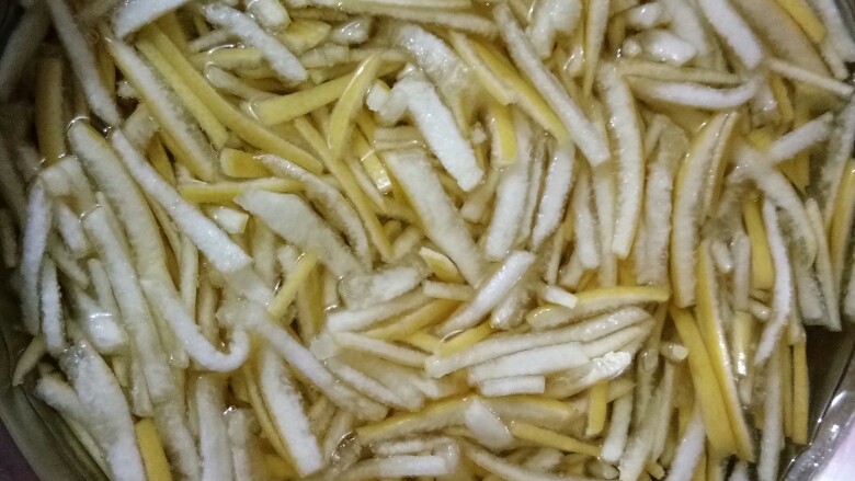 自制蜂蜜柚子茶,然后取个盆里面放一丢丢盐,放入切好的柚子皮泡两个小时