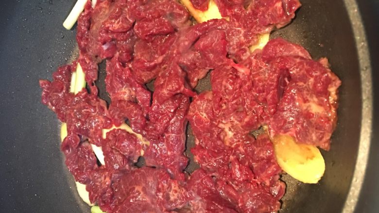 炒牛肉,将<a style='color:red;display:inline-block;' href='/shicai/ 216'>牛肉</a>放入锅里平铺，，尽量不要重叠，避免生熟不均匀，过程中避免不停翻炒，这样<a style='color:red;display:inline-block;' href='/shicai/ 216'>牛肉</a>会不滑