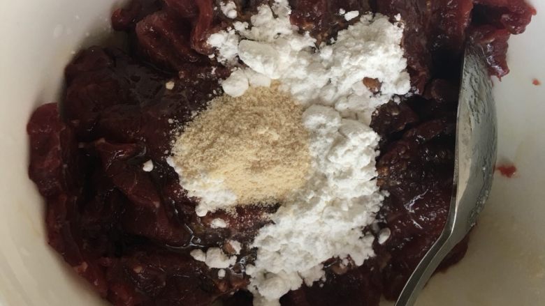 炒牛肉,加入<a style='color:red;display:inline-block;' href='/shicai/ 5506'>麻油</a>、<a style='color:red;display:inline-block;' href='/shicai/ 692'>酱油</a>、生粉、<a style='color:red;display:inline-block;' href='/shicai/ 813'>鸡粉</a>搅拌均匀，腌制10分钟左右