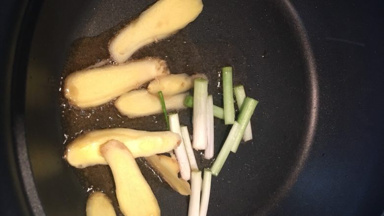 炒牛肉,烧红锅，加麻油，将<a style='color:red;display:inline-block;' href='/shicai/ 37'>姜</a>、<a style='color:red;display:inline-block;' href='/shicai/ 3250'>葱</a>白爆香