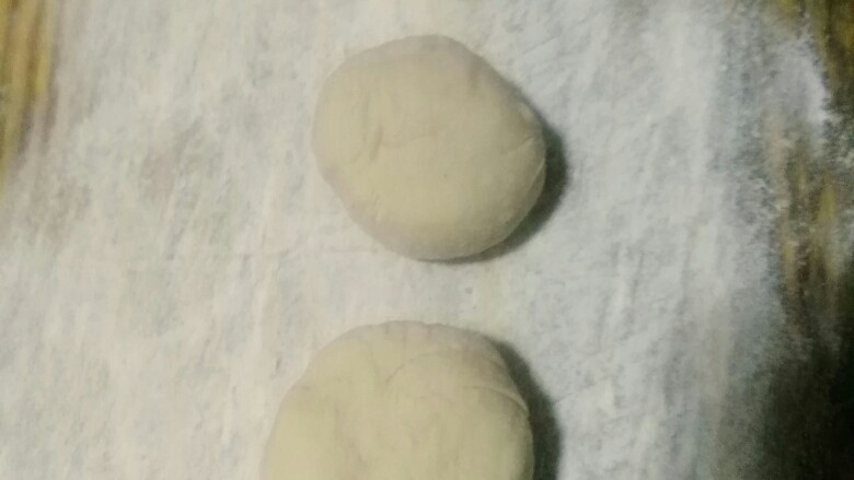 红糖年轮馒头,发酵好的面团取出一大块,然后分成三小块,搓成圆球形状