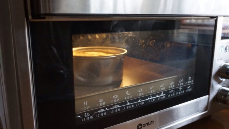 黄豆粉戚风蛋糕,放入已经提前预热好上火120度,下火140度的东菱K40C烤箱下层,烘烤45分钟左右