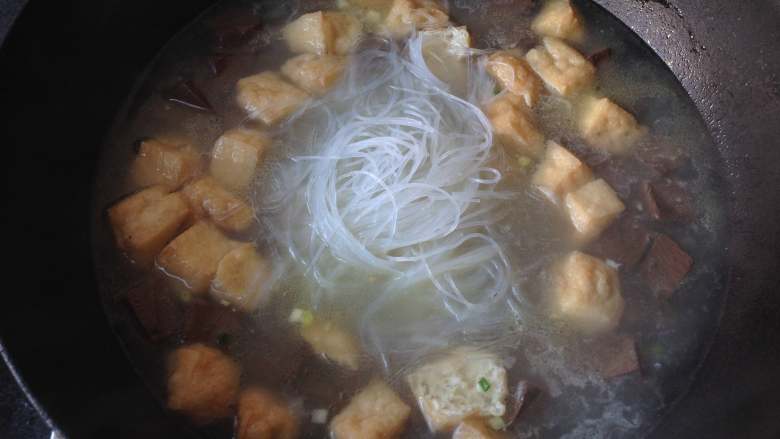 鸭血粉丝汤,下入粉丝,开锅后煮2分钟即可