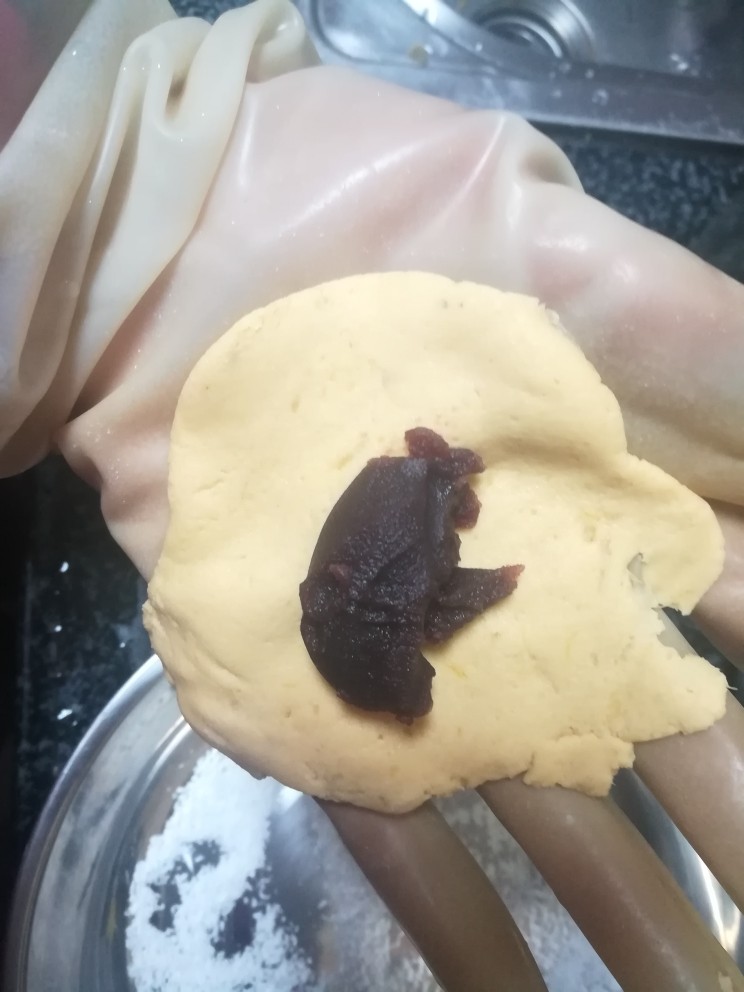 营养又美味的,还超级有颜值的地瓜红豆馅汤圆,在中间加上豆沙,记住一定要中间哦,不然等下收口会很尴尬。