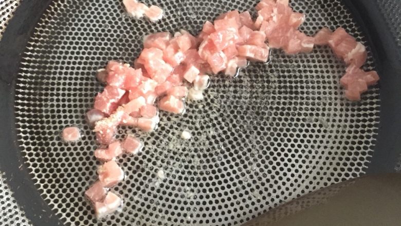 节节高升(零基础快手菜),锅中放少于油烧热后下入肉丁翻炒均匀