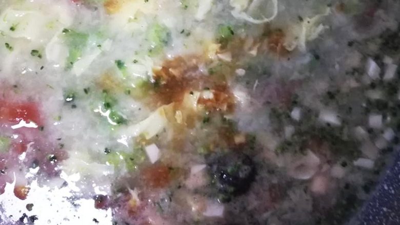 五分钟搞定一道有荤有素有主食的快手辅食 全家都可以吃哦~,加入生抽、香油、盐、白胡椒粉,给自己也来一碗吧!