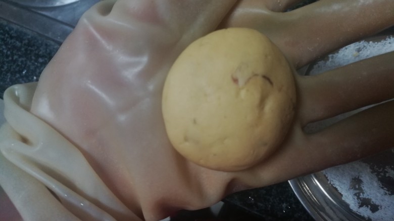 营养又美味的,还超级有颜值的地瓜红豆馅汤圆,像包水饺一样把馅包起来,搓圆,尽量不“露馅”,不然很难看的,你懂得。