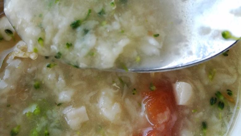 五分钟搞定一道有荤有素有主食的快手辅食 全家都可以吃哦~, 鸡蛋熟了后,放入少许肉松粉。给宝宝盛出一碗。
