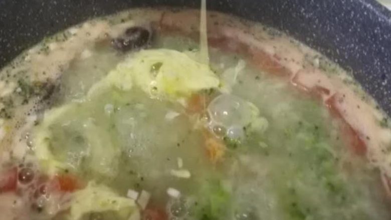 五分钟搞定一道有荤有素有主食的快手辅食 全家都可以吃哦~,取一个<a style='color:red;display:inline-block;' href='/shicai/ 15'>蛋黄</a>打散,转圈倒入锅中。