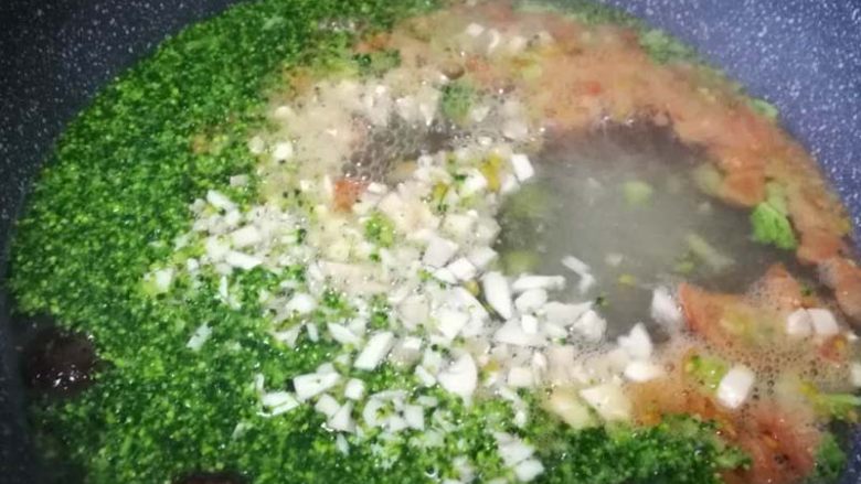五分钟搞定一道有荤有素有主食的快手辅食 全家都可以吃哦~,加冷水,水开后放入口蘑、西兰花。