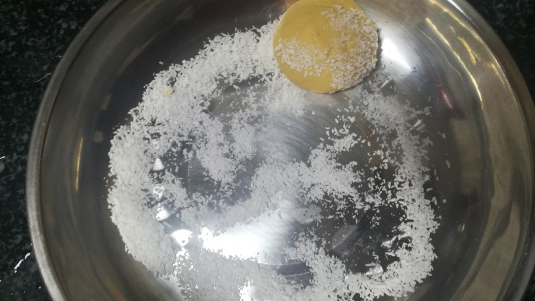 营养又美味的,还超级有颜值的地瓜红豆馅汤圆,在椰蓉里打个滚儿,地瓜汤圆就做好了一个