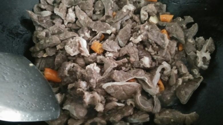 榨菜炒猪肺,大火热锅下油,辣椒姜片猪肺一起下锅炒,放料酒翻炒均匀