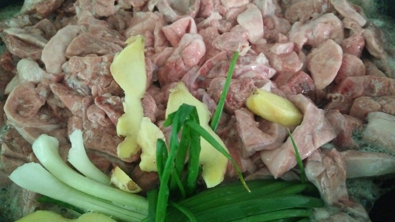 榨菜炒猪肺,冷水放锅里加姜片和<a style='color:red;display:inline-block;' href='/shicai/ 3250'>葱</a>,料酒一起煮去血水