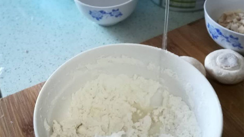 五分钟搞定一道有荤有素有主食的快手辅食 全家都可以吃哦~,滴入少量冷水,筷子画圈搅拌到无水状态,按照这种方法,少量多次加水搅拌,直至面粉全部呈颗粒状,没有干面粉。