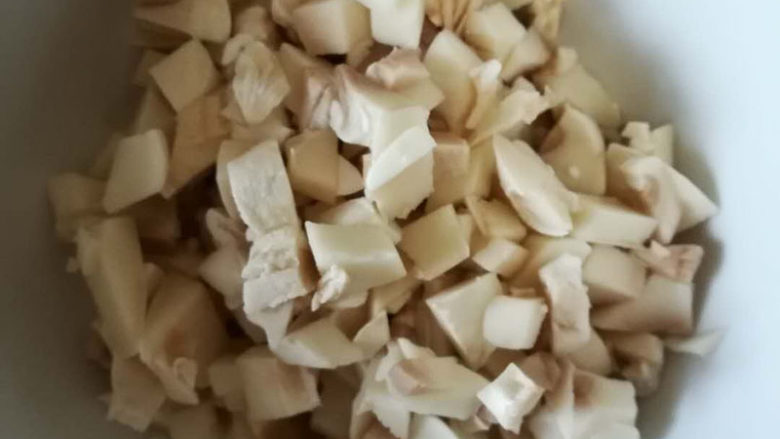五分钟搞定一道有荤有素有主食的快手辅食 全家都可以吃哦~, 口菇洗干净切成碎末。