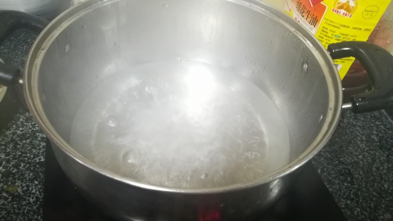 营养又美味的,还超级有颜值的地瓜红豆馅汤圆,锅里烧开水,水开后准备下汤圆。记住,必须水翻滚后再逐个下,不然汤圆会粘锅,甚至破碎了。
途中记得翻动汤圆,不然会露馅或粘锅哦,很惨的样子。