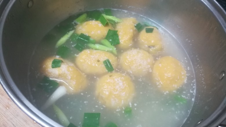 营养又美味的,还超级有颜值的地瓜红豆馅汤圆,快好后加上蒜叶或葱花,可以不要,建议加点,好看也好吃,香喷喷的,吃汤圆我喜欢喝点汤。