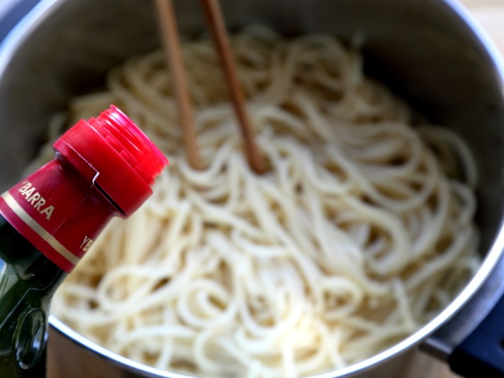 牛肉番茄酱意面,面条煮好后捞出,少倒些橄榄油拌拌,为了不粘连。