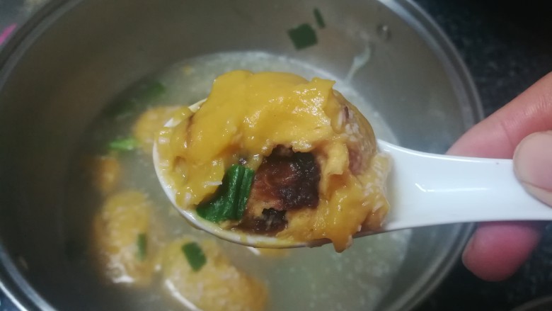 营养又美味的,还超级有颜值的地瓜红豆馅汤圆,真的很好吃哦。甜甜的,地瓜的甜,红豆馅的甜,软糯可口,太适合老人孩子吃啦。
当然,颜值这么高的地瓜汤圆,吃货我也是垂涎三尺啊。
偷偷告诉你,到现在为止,我已经干掉了三个,三个大大的地瓜汤圆!
亲,材料简单,制作方便的地瓜汤圆,最关键的是还超级美味,你还不快快动手?!