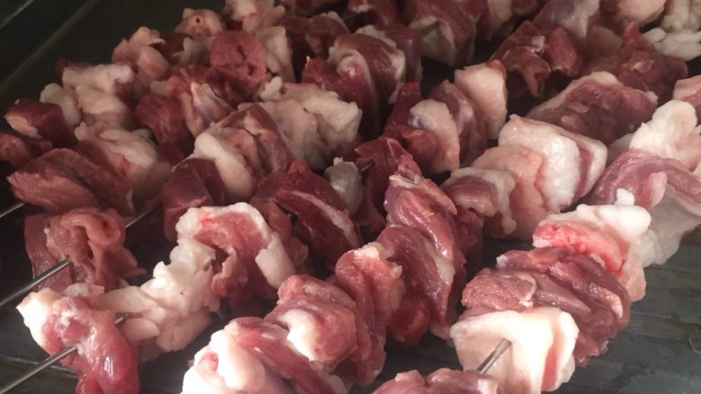 快手羊肉串(烤箱版),送入烤箱,220°设定时间25分钟