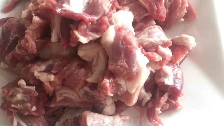快手羊肉串(烤箱版),切成想要的大小,烤箱烤的话建议切小点块