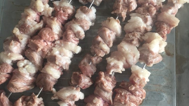 快手羊肉串(烤箱版),烤五分钟,拿出来