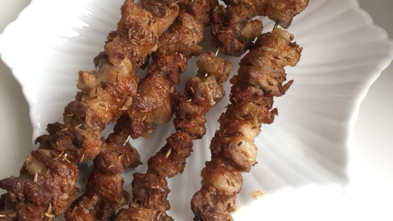 快手羊肉串(烤箱版),出炉之后在撒一遍调料,开始吧!少年!