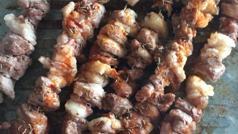 快手羊肉串(烤箱版),然后在撒一遍调料,一遍孜然
