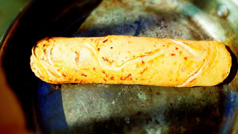 美味早餐西红柿鸡蛋卷,卷起来,切开装盘就OK啦