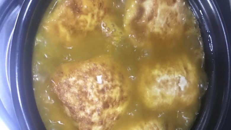 咖喱豆腐酿,水开咖喱融化后,放入煎好的豆腐块,加适量盐,炖到汤汁浓稠即可