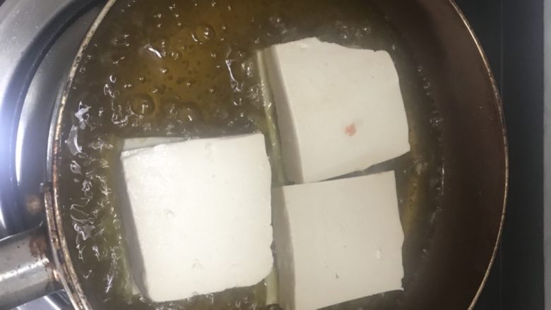 咖喱豆腐酿,锅里烧油到7成热,放入豆腐块