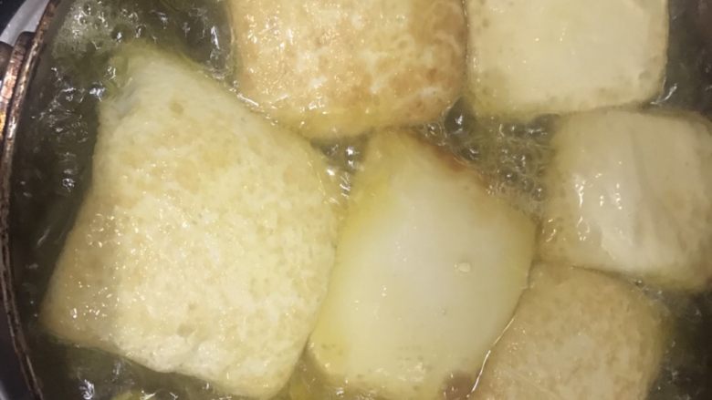 咖喱豆腐酿,慢慢煎到两面金黄(可以用中火)