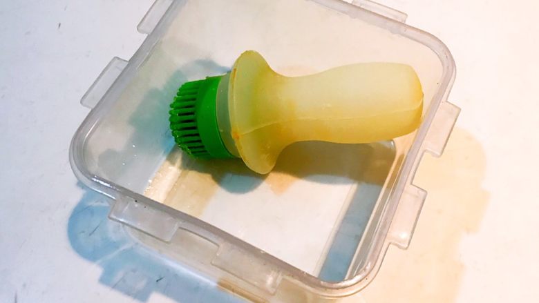 松花蛋肠,取一个耐高温方盒子,在里面刷子成大豆色拉油