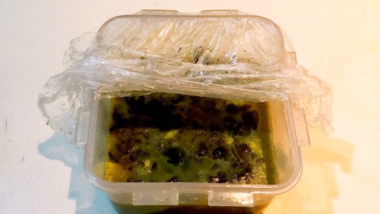 松花蛋肠,把盒子取出来,保鲜膜揭开晾凉
