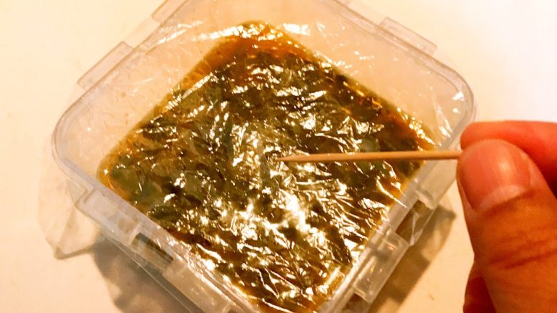 松花蛋肠,盖上保鲜膜,用牙签扎上多个排气孔