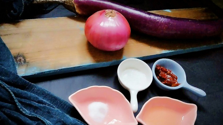很家常的酱香茄子,这是所有的材料哦!