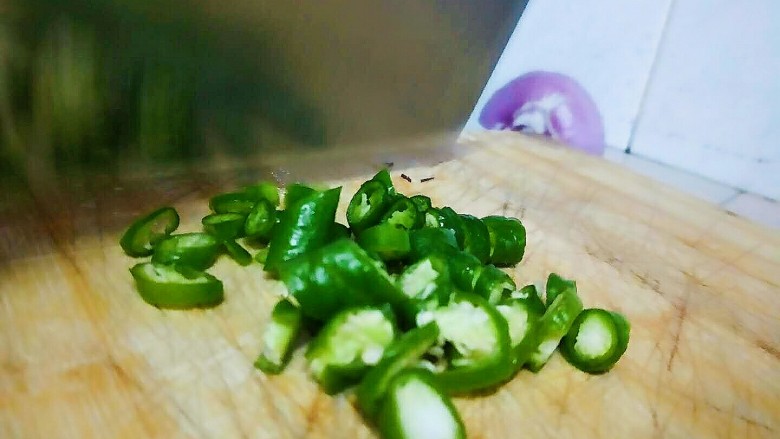 很家常的酱香茄子,然后最后切青椒,小段就可以!